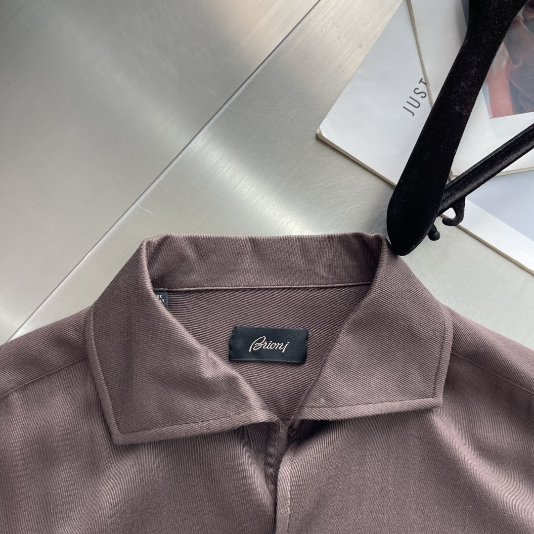 -Brioni/布里奥尼 35%羊毛65%莱赛尔一片领男士休闲衬衫 作为意大利顶奢男装世家Brioni的经典休闲代 -Brioni/布里奥尼 35%羊毛65%莱赛尔一片领男士休闲衬衫 作为意大利顶奢男装世家Brioni的经典休闲代