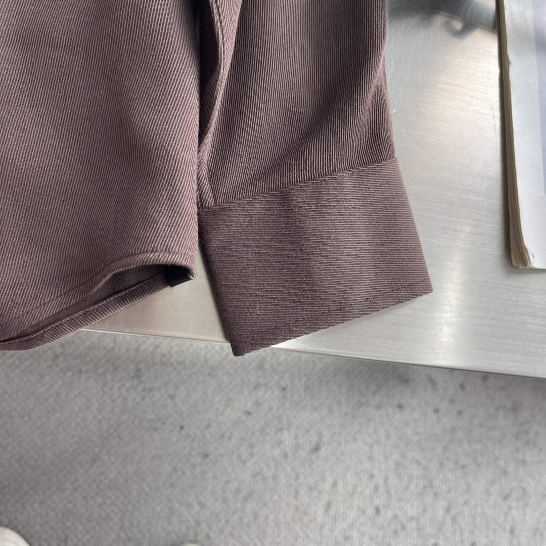 -Brioni/布里奥尼 35%羊毛65%莱赛尔一片领男士休闲衬衫 作为意大利顶奢男装世家Brioni的经典休闲代 -Brioni/布里奥尼 35%羊毛65%莱赛尔一片领男士休闲衬衫 作为意大利顶奢男装世家Brioni的经典休闲代