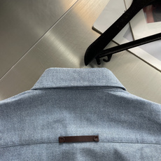 -Berlut* 双口袋设计鱼骨纹加厚款面料布鲁方领长袖工装衬衫 方领双袋设计,鱼骨纹加厚面料 兼具工装利落感与 -Berlut* 双口袋设计鱼骨纹加厚款面料布鲁方领长袖工装衬衫 方领双袋设计,鱼骨纹加厚面料 兼具工装利落感与
