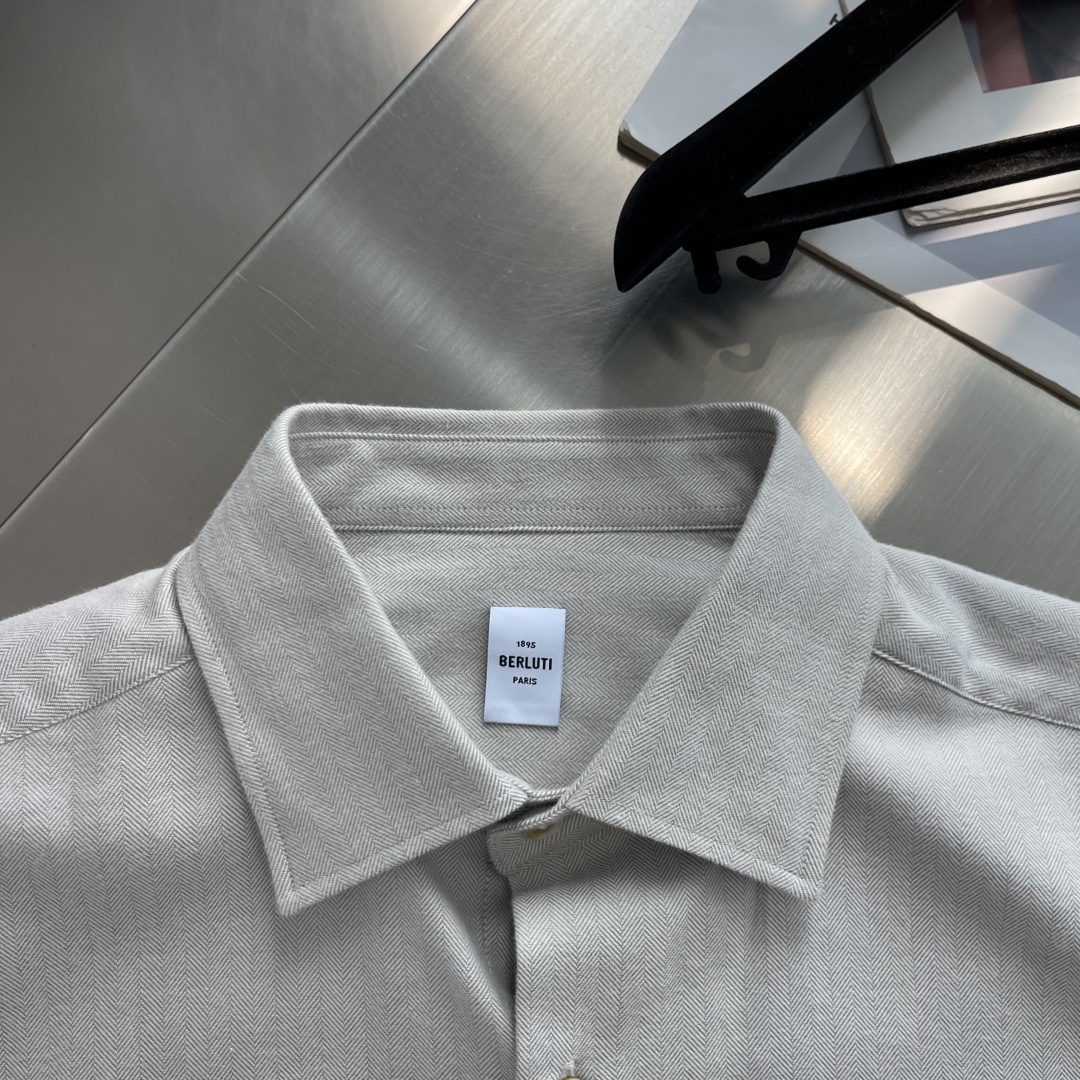 -Berlut* 双口袋设计鱼骨纹加厚款面料布鲁方领长袖工装衬衫 方领双袋设计,鱼骨纹加厚面料 兼具工装利落感与 -Berlut* 双口袋设计鱼骨纹加厚款面料布鲁方领长袖工装衬衫 方领双袋设计,鱼骨纹加厚面料 兼具工装利落感与
