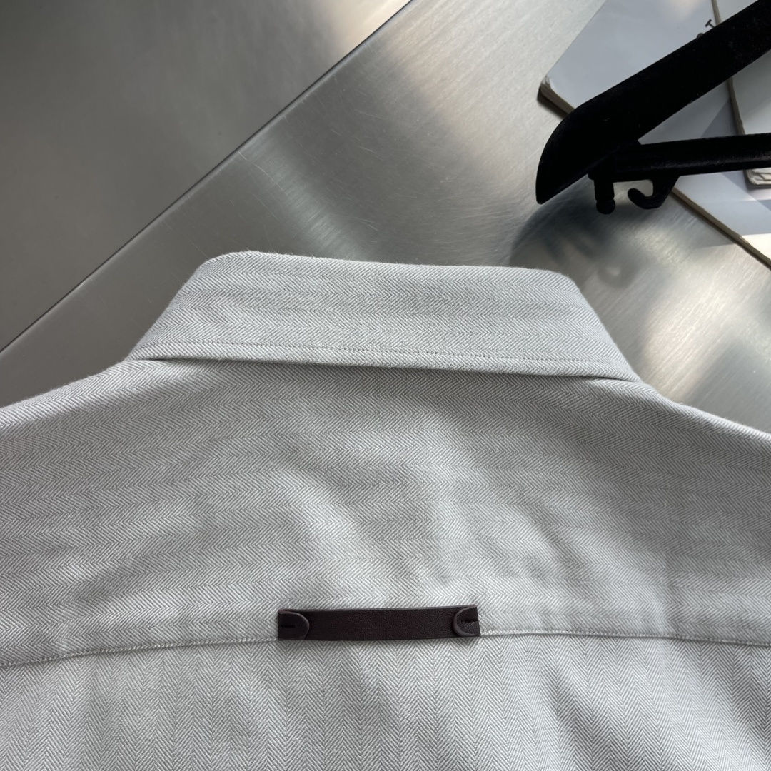 -Berlut* 双口袋设计鱼骨纹加厚款面料布鲁方领长袖工装衬衫 方领双袋设计,鱼骨纹加厚面料 兼具工装利落感与 -Berlut* 双口袋设计鱼骨纹加厚款面料布鲁方领长袖工装衬衫 方领双袋设计,鱼骨纹加厚面料 兼具工装利落感与