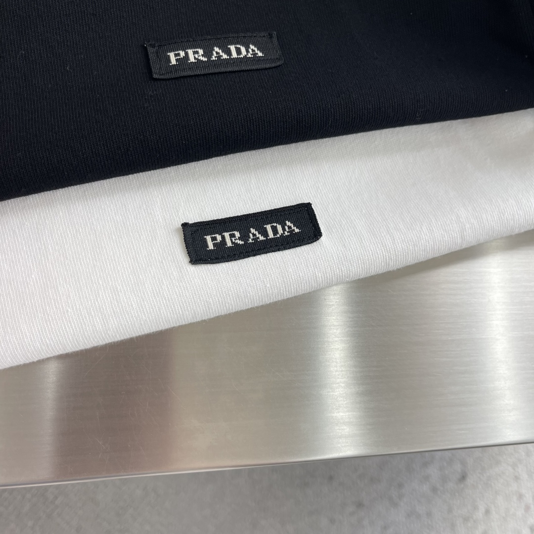 -PRAD     徽标标签长袖 定制砚序柔芯素织棉 纤理绵密 温润凝柔 凝霜素白涤尽浮华 铺展清简自持的静奢底蕴 经典
