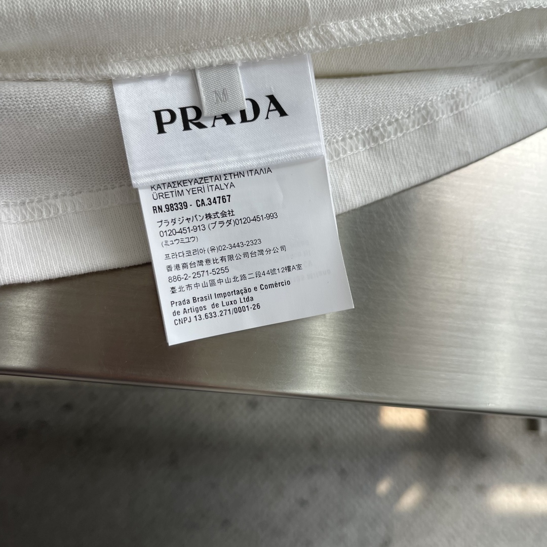 -PRAD     徽标标签长袖 定制砚序柔芯素织棉 纤理绵密 温润凝柔 凝霜素白涤尽浮华 铺展清简自持的静奢底蕴 经典