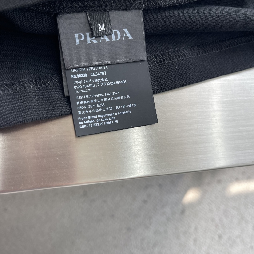 -PRAD     徽标标签长袖 定制砚序柔芯素织棉 纤理绵密 温润凝柔 凝霜素白涤尽浮华 铺展清简自持的静奢底蕴 经典