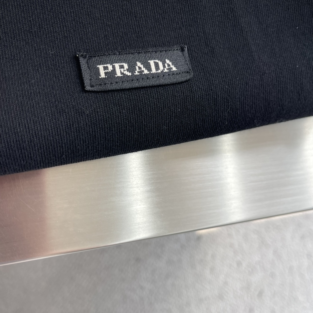 -PRAD     徽标标签长袖 定制砚序柔芯素织棉 纤理绵密 温润凝柔 凝霜素白涤尽浮华 铺展清简自持的静奢底蕴 经典