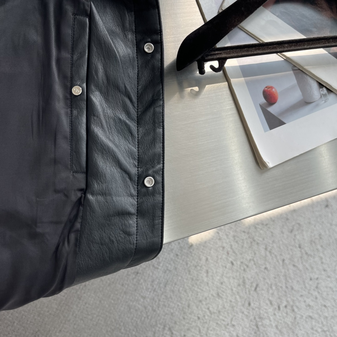 -Dio    26FW绒面羊皮革Logo压花夹克外套 定制柔感超纤麂皮绒面料 人丝里布 高温压花 面料复合 1：1订制