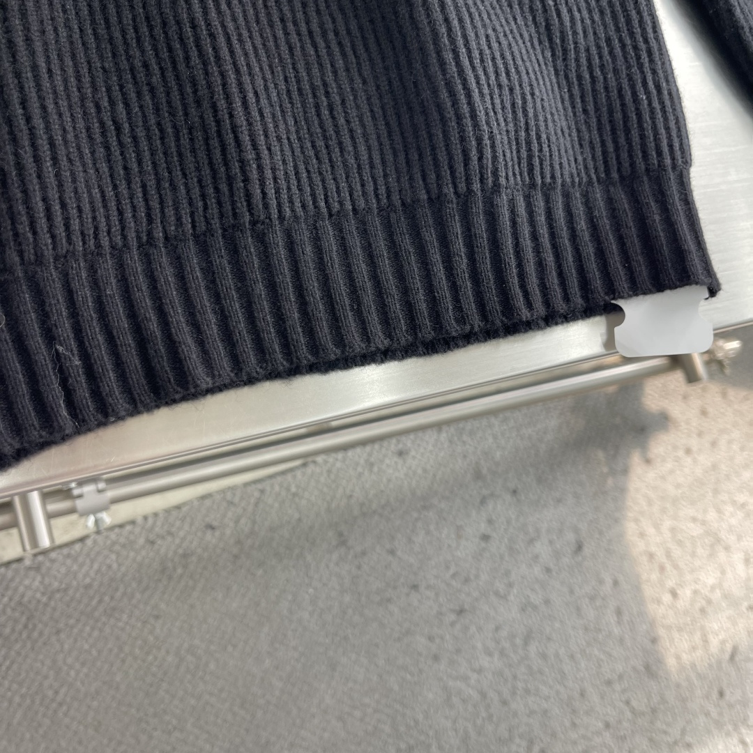 -YSL/圣罗兰     26fw新款全羊毛针织半拉链高领毛衣  男女同款  码数：S.M.L.XL 衣长	65	67	
