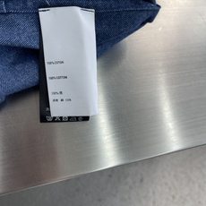 -Berlut* 双口袋设计鱼骨纹加厚款面料布鲁方领长袖工装衬衫 方领双袋设计,鱼骨纹加厚面料 兼具工装利落感与 -Berlut* 双口袋设计鱼骨纹加厚款面料布鲁方领长袖工装衬衫 方领双袋设计,鱼骨纹加厚面料 兼具工装利落感与