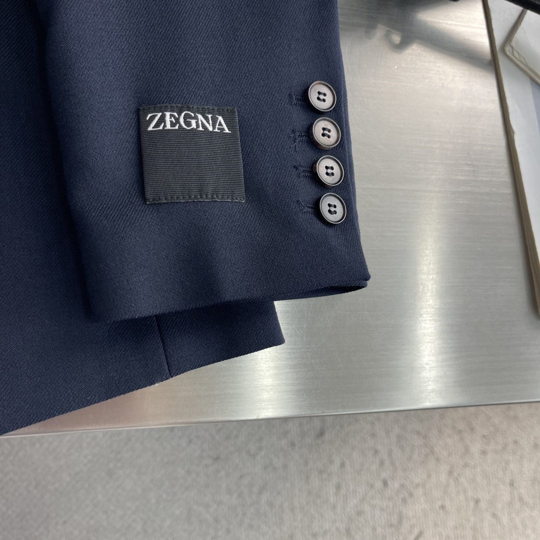 -Z Zegn    将意式优雅与高级质感完美融合的平驳领单西 甄选100%优质羊毛面料织造，呈现出细腻哑光的高级肌理，