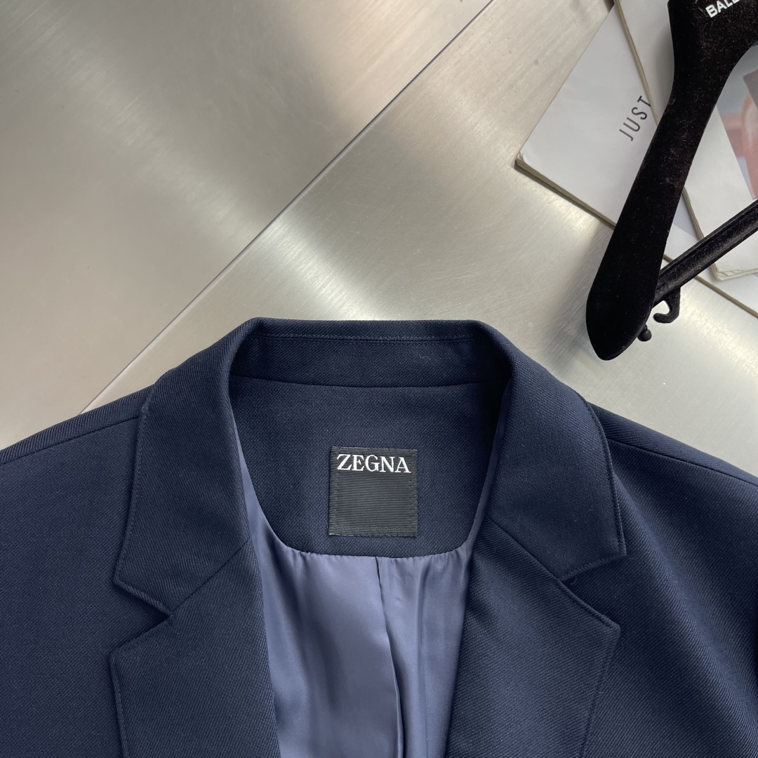 -Z Zegn    将意式优雅与高级质感完美融合的平驳领单西 甄选100%优质羊毛面料织造，呈现出细腻哑光的高级肌理，