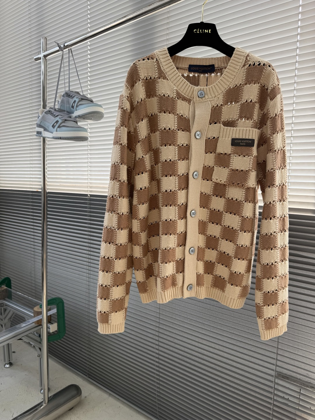 -驴牌     26FW 皮牌标识Damier针织开衫 定染100%精疏棉粗支棉纱 采用日本进口(岛精)织机 模版刺绣 