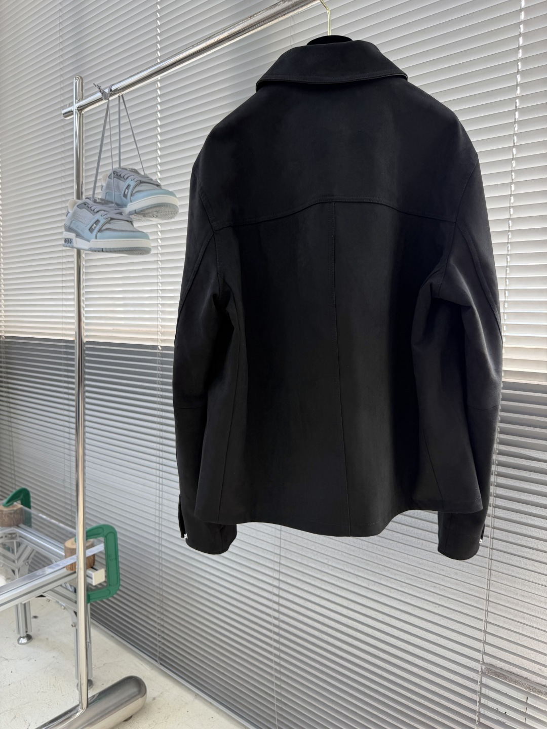 -Dio    26FW绒面羊皮革Logo压花夹克外套 定制柔感超纤麂皮绒面料 人丝里布 高温压花 面料复合 1：1订制