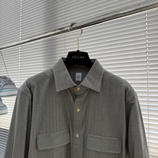 -Berlut* 双口袋设计鱼骨纹加厚款面料布鲁方领长袖工装衬衫 方领双袋设计,鱼骨纹加厚面料 兼具工装利落感与 -Berlut* 双口袋设计鱼骨纹加厚款面料布鲁方领长袖工装衬衫 方领双袋设计,鱼骨纹加厚面料 兼具工装利落感与