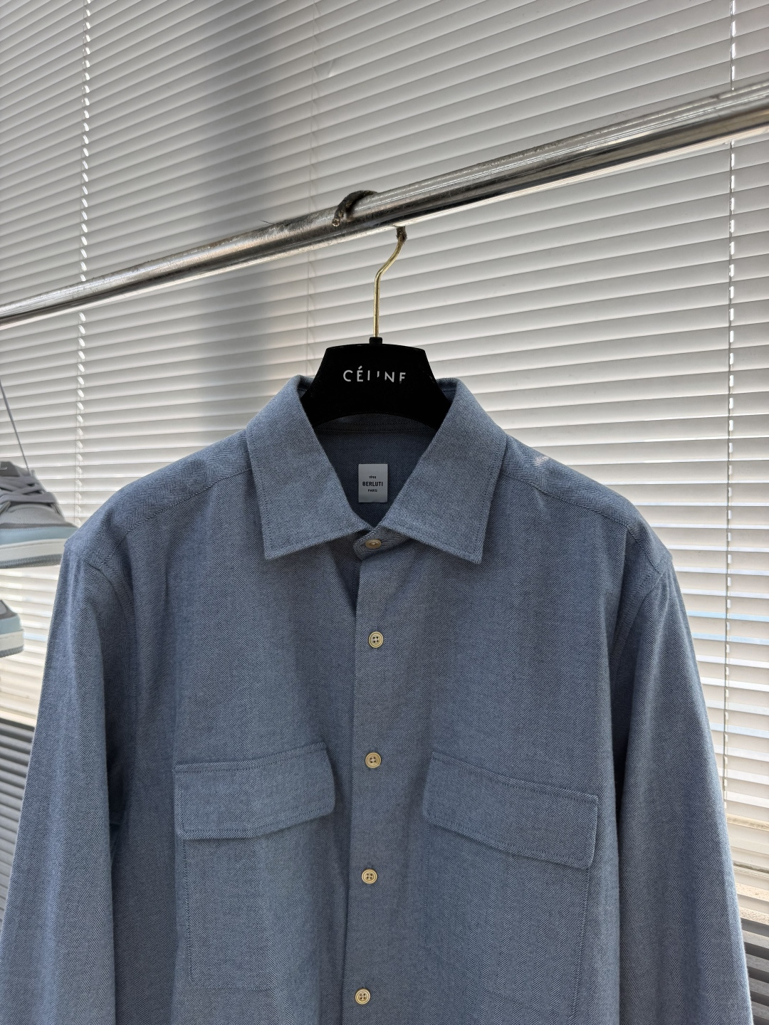 -Berlut* 双口袋设计鱼骨纹加厚款面料布鲁方领长袖工装衬衫 方领双袋设计,鱼骨纹加厚面料 兼具工装利落感与 -Berlut* 双口袋设计鱼骨纹加厚款面料布鲁方领长袖工装衬衫 方领双袋设计,鱼骨纹加厚面料 兼具工装利落感与