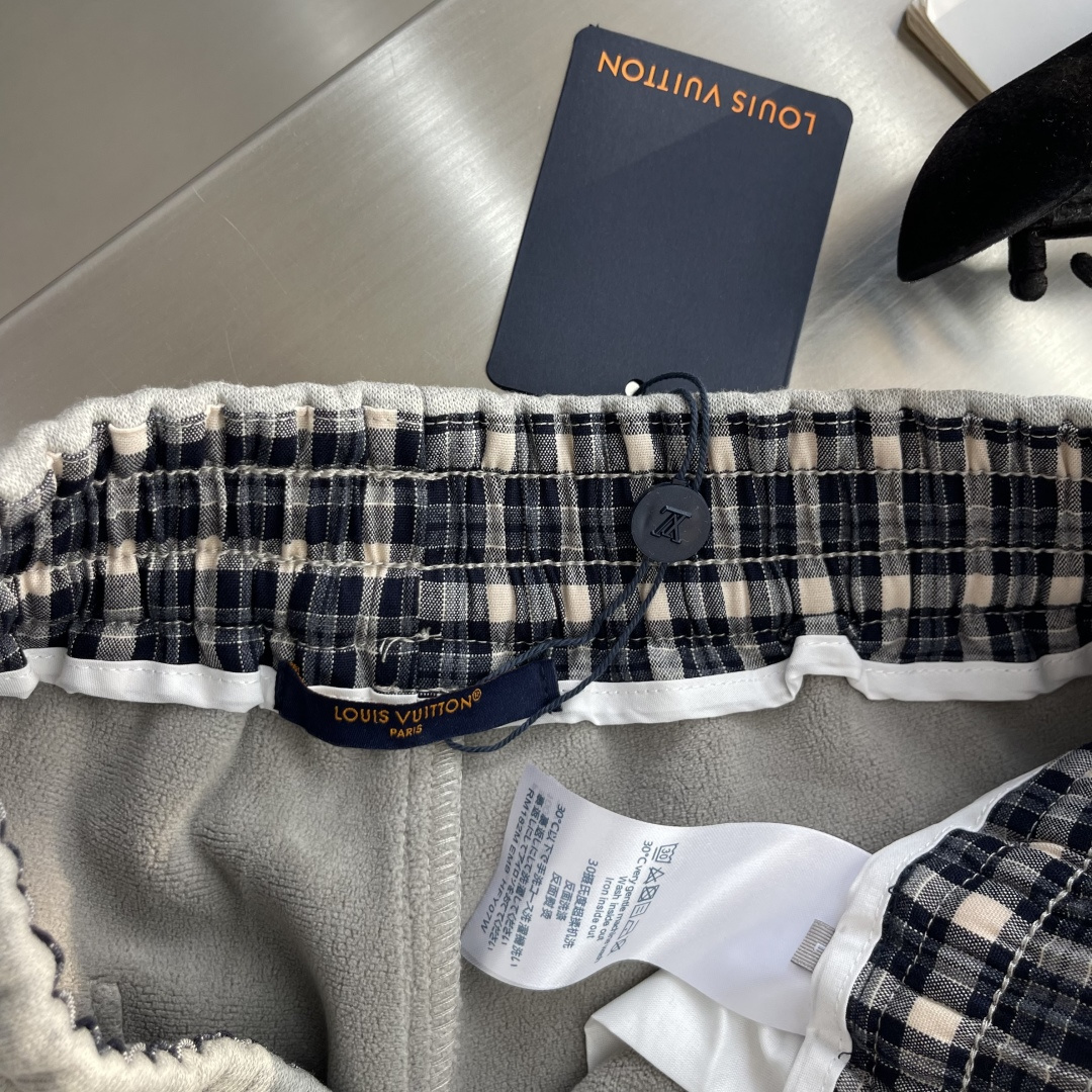 -驴牌    2026FW秋季新品 宽松裤脚休闲裤 选用进口腰头松紧，耐洗耐用不易变形。 抽绳方便调节裤腰。 面料选用1