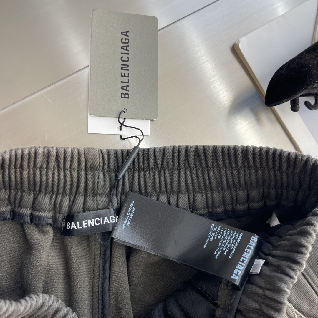 -Balenciag    高街轻奢阔腿休闲长裤，采用品牌标志性的宽松微阔直筒裤型，裤身剪裁利落立体，宽松有度完全不拖沓