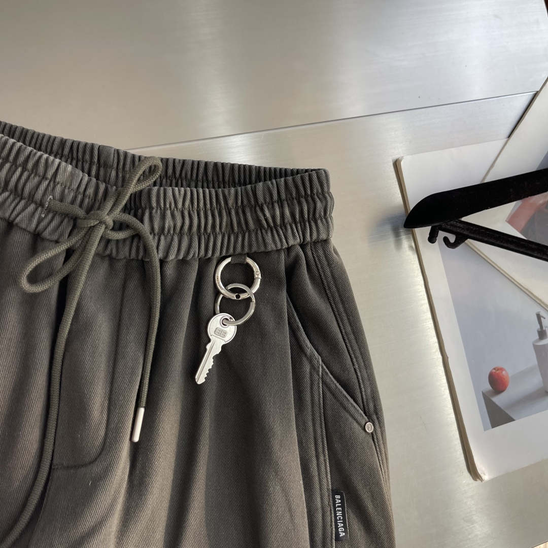-Balenciag    高街轻奢阔腿休闲长裤，采用品牌标志性的宽松微阔直筒裤型，裤身剪裁利落立体，宽松有度完全不拖沓