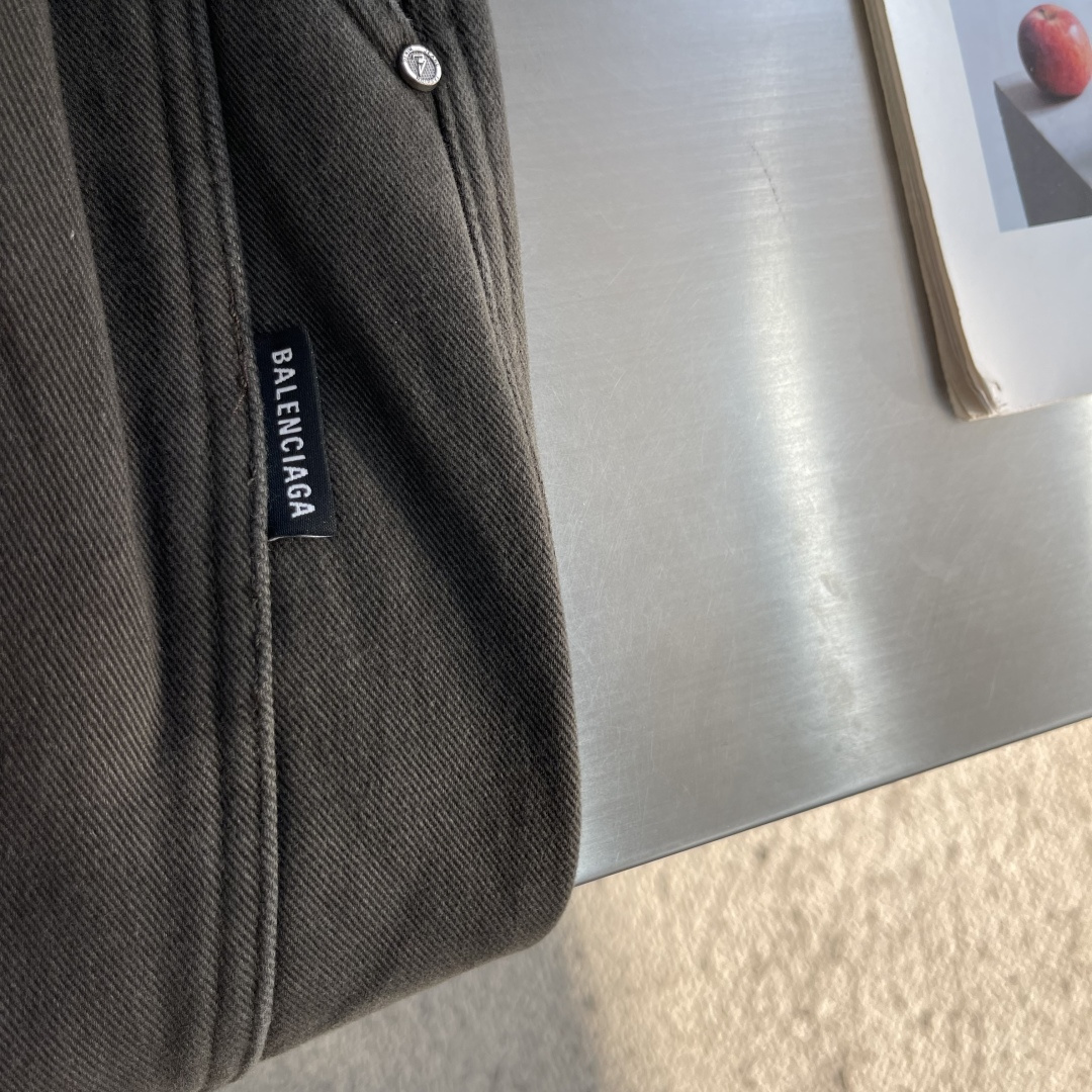 -Balenciag    高街轻奢阔腿休闲长裤，采用品牌标志性的宽松微阔直筒裤型，裤身剪裁利落立体，宽松有度完全不拖沓