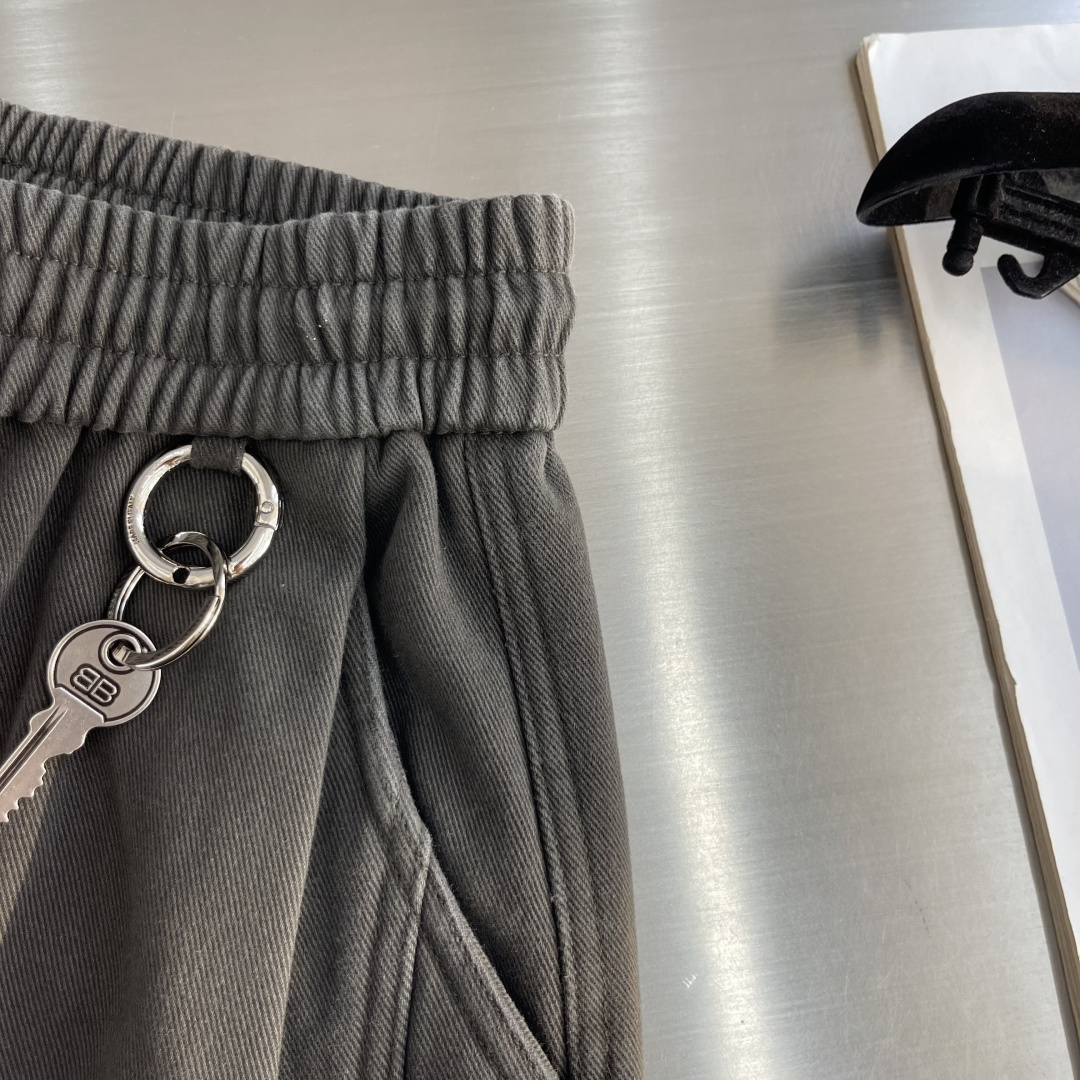 -Balenciag    高街轻奢阔腿休闲长裤，采用品牌标志性的宽松微阔直筒裤型，裤身剪裁利落立体，宽松有度完全不拖沓