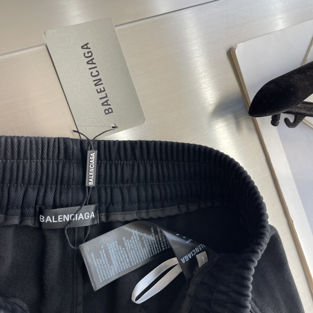 -Balenciag 高街轻奢阔腿休闲长裤,采用品牌标志性的宽松微阔直筒裤型,裤身剪裁利落立体,宽松有度完全不拖沓 -Balenciag 高街轻奢阔腿休闲长裤,采用品牌标志性的宽松微阔直筒裤型,裤身剪裁利落立体,宽松有度完全不拖沓
