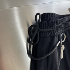 -Balenciag 高街轻奢阔腿休闲长裤,采用品牌标志性的宽松微阔直筒裤型,裤身剪裁利落立体,宽松有度完全不拖沓 -Balenciag 高街轻奢阔腿休闲长裤,采用品牌标志性的宽松微阔直筒裤型,裤身剪裁利落立体,宽松有度完全不拖沓