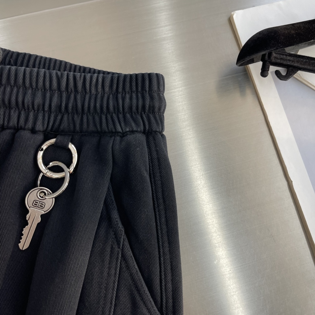 -Balenciag 高街轻奢阔腿休闲长裤,采用品牌标志性的宽松微阔直筒裤型,裤身剪裁利落立体,宽松有度完全不拖沓 -Balenciag 高街轻奢阔腿休闲长裤,采用品牌标志性的宽松微阔直筒裤型,裤身剪裁利落立体,宽松有度完全不拖沓