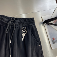 -Balenciag 高街轻奢阔腿休闲长裤,采用品牌标志性的宽松微阔直筒裤型,裤身剪裁利落立体,宽松有度完全不拖沓 -Balenciag 高街轻奢阔腿休闲长裤,采用品牌标志性的宽松微阔直筒裤型,裤身剪裁利落立体,宽松有度完全不拖沓