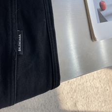 -Balenciag 高街轻奢阔腿休闲长裤,采用品牌标志性的宽松微阔直筒裤型,裤身剪裁利落立体,宽松有度完全不拖沓 -Balenciag 高街轻奢阔腿休闲长裤,采用品牌标志性的宽松微阔直筒裤型,裤身剪裁利落立体,宽松有度完全不拖沓