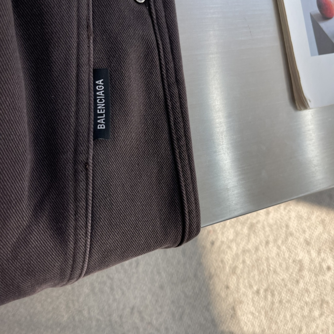 -Balenciag 高街轻奢阔腿休闲长裤,采用品牌标志性的宽松微阔直筒裤型,裤身剪裁利落立体,宽松有度完全不拖沓 -Balenciag 高街轻奢阔腿休闲长裤,采用品牌标志性的宽松微阔直筒裤型,裤身剪裁利落立体,宽松有度完全不拖沓
