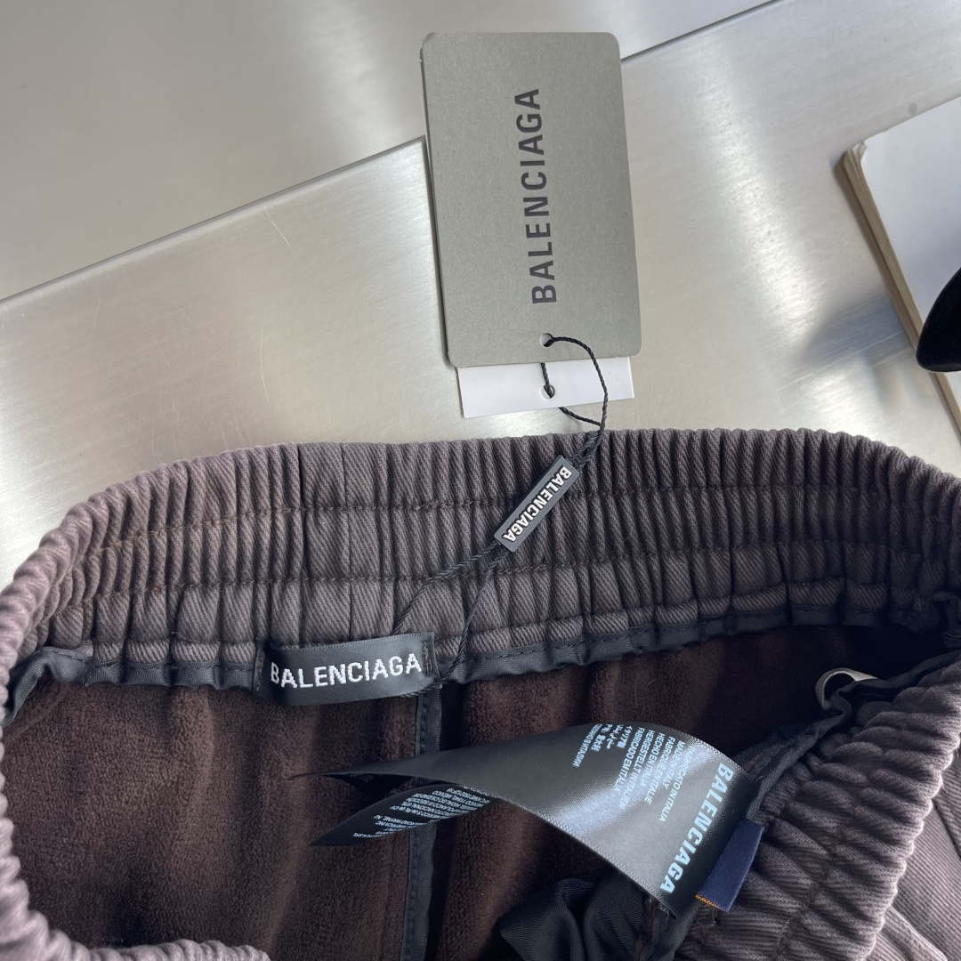 -Balenciag 高街轻奢阔腿休闲长裤,采用品牌标志性的宽松微阔直筒裤型,裤身剪裁利落立体,宽松有度完全不拖沓 -Balenciag 高街轻奢阔腿休闲长裤,采用品牌标志性的宽松微阔直筒裤型,裤身剪裁利落立体,宽松有度完全不拖沓