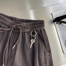-Balenciag 高街轻奢阔腿休闲长裤,采用品牌标志性的宽松微阔直筒裤型,裤身剪裁利落立体,宽松有度完全不拖沓 -Balenciag 高街轻奢阔腿休闲长裤,采用品牌标志性的宽松微阔直筒裤型,裤身剪裁利落立体,宽松有度完全不拖沓
