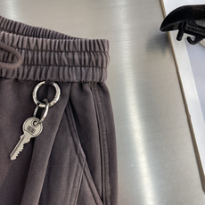 -Balenciag 高街轻奢阔腿休闲长裤,采用品牌标志性的宽松微阔直筒裤型,裤身剪裁利落立体,宽松有度完全不拖沓 -Balenciag 高街轻奢阔腿休闲长裤,采用品牌标志性的宽松微阔直筒裤型,裤身剪裁利落立体,宽松有度完全不拖沓