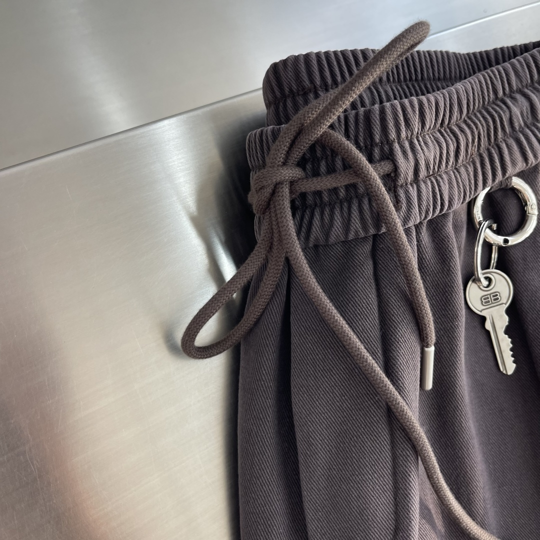 -Balenciag 高街轻奢阔腿休闲长裤,采用品牌标志性的宽松微阔直筒裤型,裤身剪裁利落立体,宽松有度完全不拖沓 -Balenciag 高街轻奢阔腿休闲长裤,采用品牌标志性的宽松微阔直筒裤型,裤身剪裁利落立体,宽松有度完全不拖沓