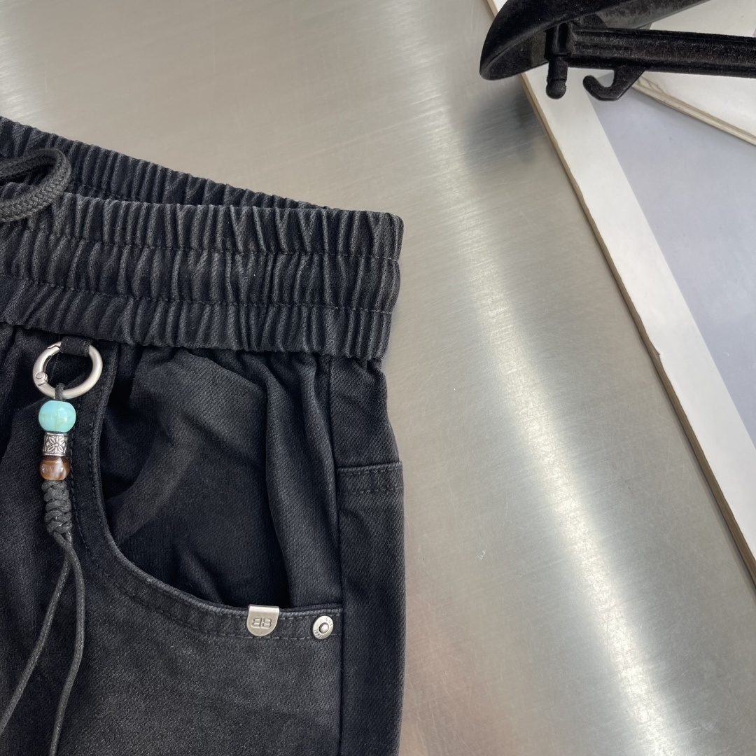 -Balenciag 26年新款休闲裤 潮流前线 专柜热销款 品味与价值共享 身穿着非常舒适 低调不失奢华 穿出去 -Balenciag 26年新款休闲裤 潮流前线 专柜热销款 品味与价值共享 身穿着非常舒适 低调不失奢华 穿出去