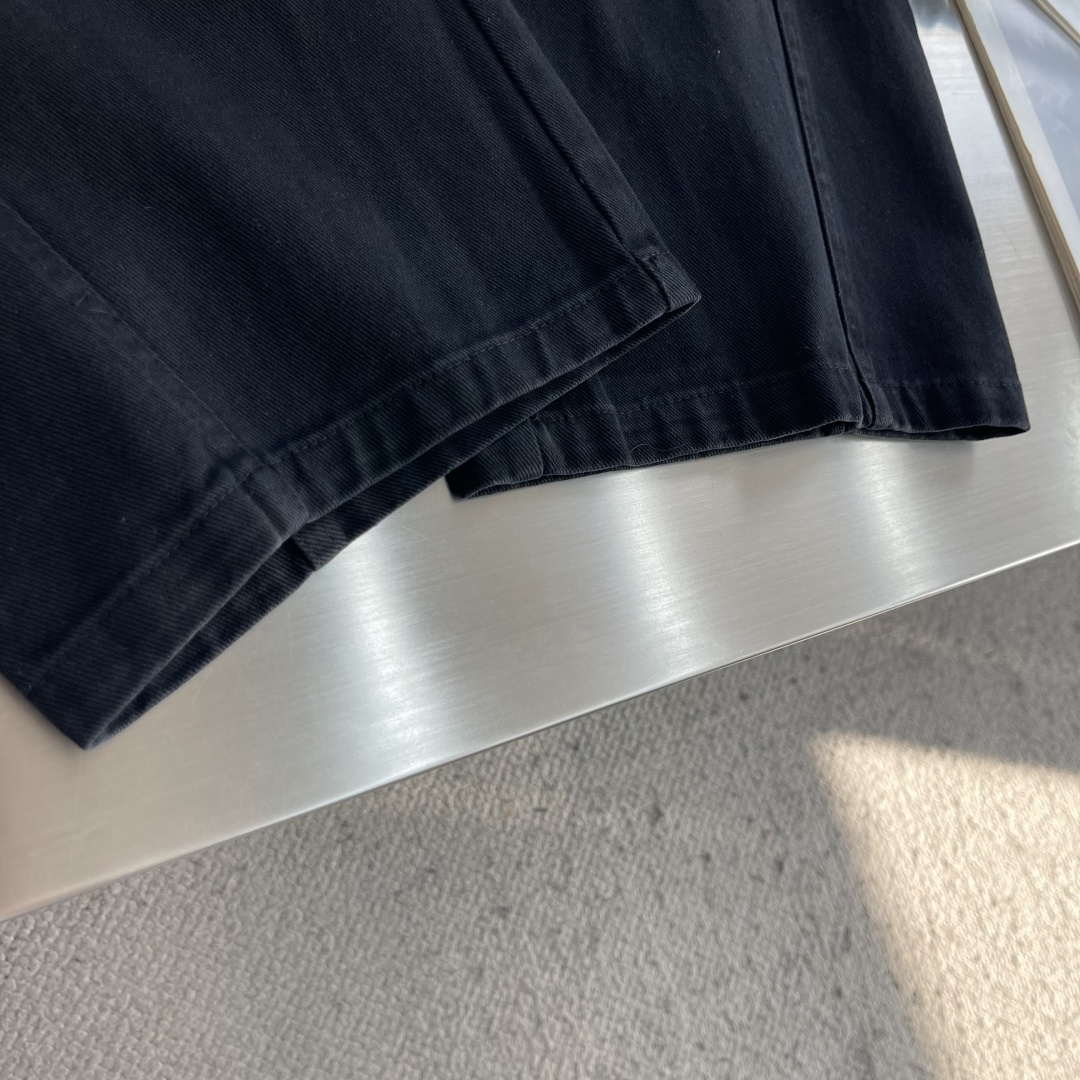 -Balenciag    26秋冬新款休闲裤🔥品味与价值共享 上身穿着非常舒适 低调不失奢华 穿出去非常有档次,裤型款