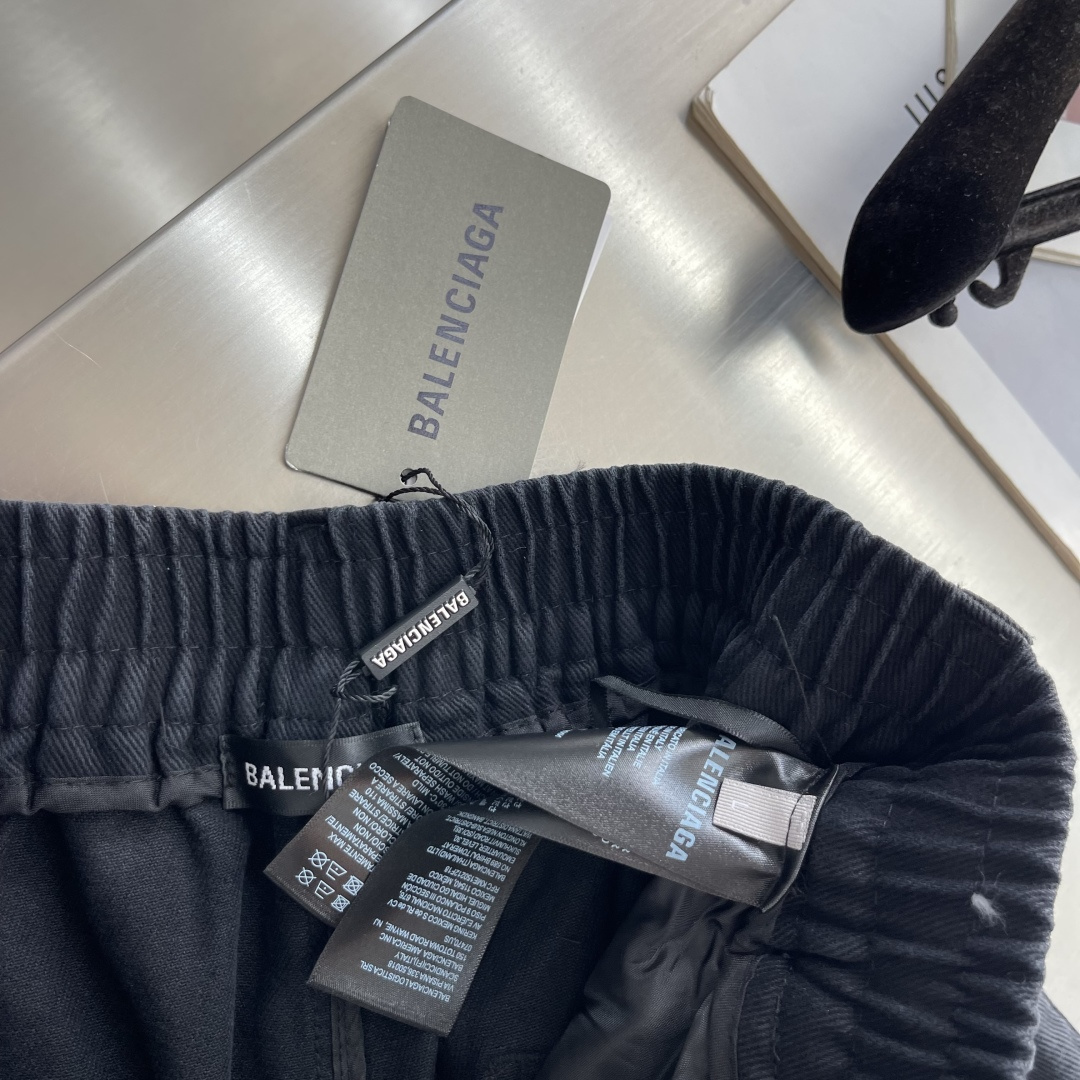-Balenciag    26秋冬新款休闲裤🔥品味与价值共享 上身穿着非常舒适 低调不失奢华 穿出去非常有档次,裤型款