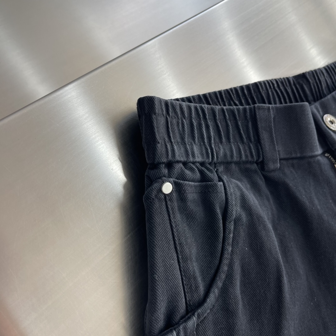 -Balenciag    26秋冬新款休闲裤🔥品味与价值共享 上身穿着非常舒适 低调不失奢华 穿出去非常有档次,裤型款