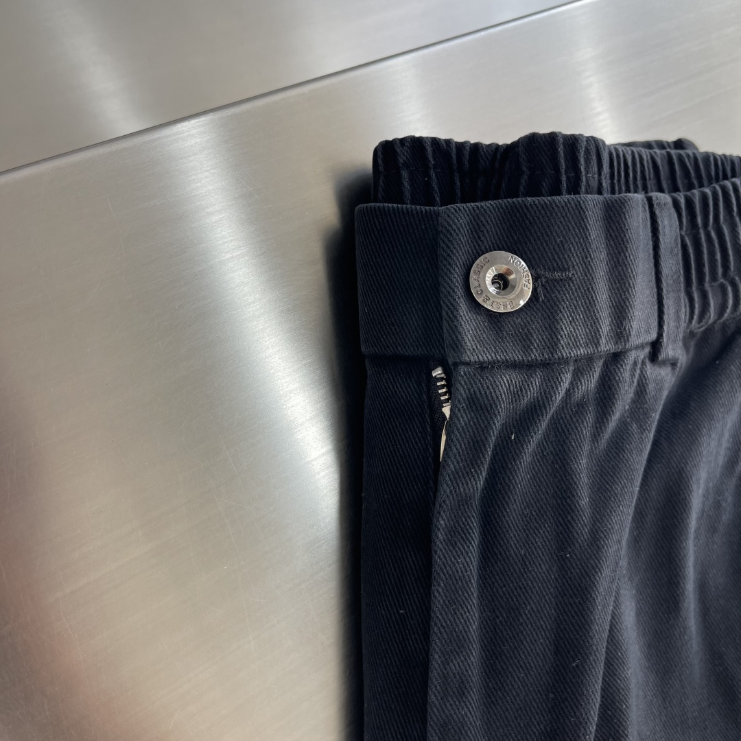 -Balenciag    26秋冬新款休闲裤🔥品味与价值共享 上身穿着非常舒适 低调不失奢华 穿出去非常有档次,裤型款