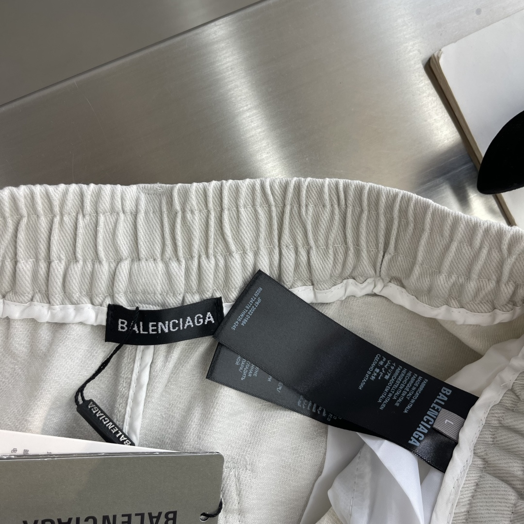 -Balenciag    26秋冬新款休闲裤🔥品味与价值共享 上身穿着非常舒适 低调不失奢华 穿出去非常有档次,裤型款