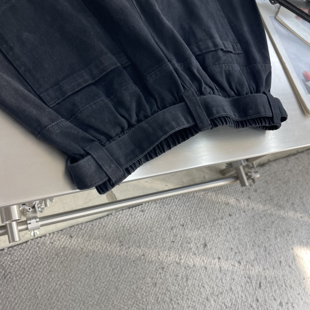 -Balenciag 2026秋冬新款裤子 走秀款 独家定制棉麻面料 搭配拼接设计 时尚帅气 垂感超好不易褶皱 细 -Balenciag 2026秋冬新款裤子 走秀款 独家定制棉麻面料 搭配拼接设计 时尚帅气 垂感超好不易褶皱 细