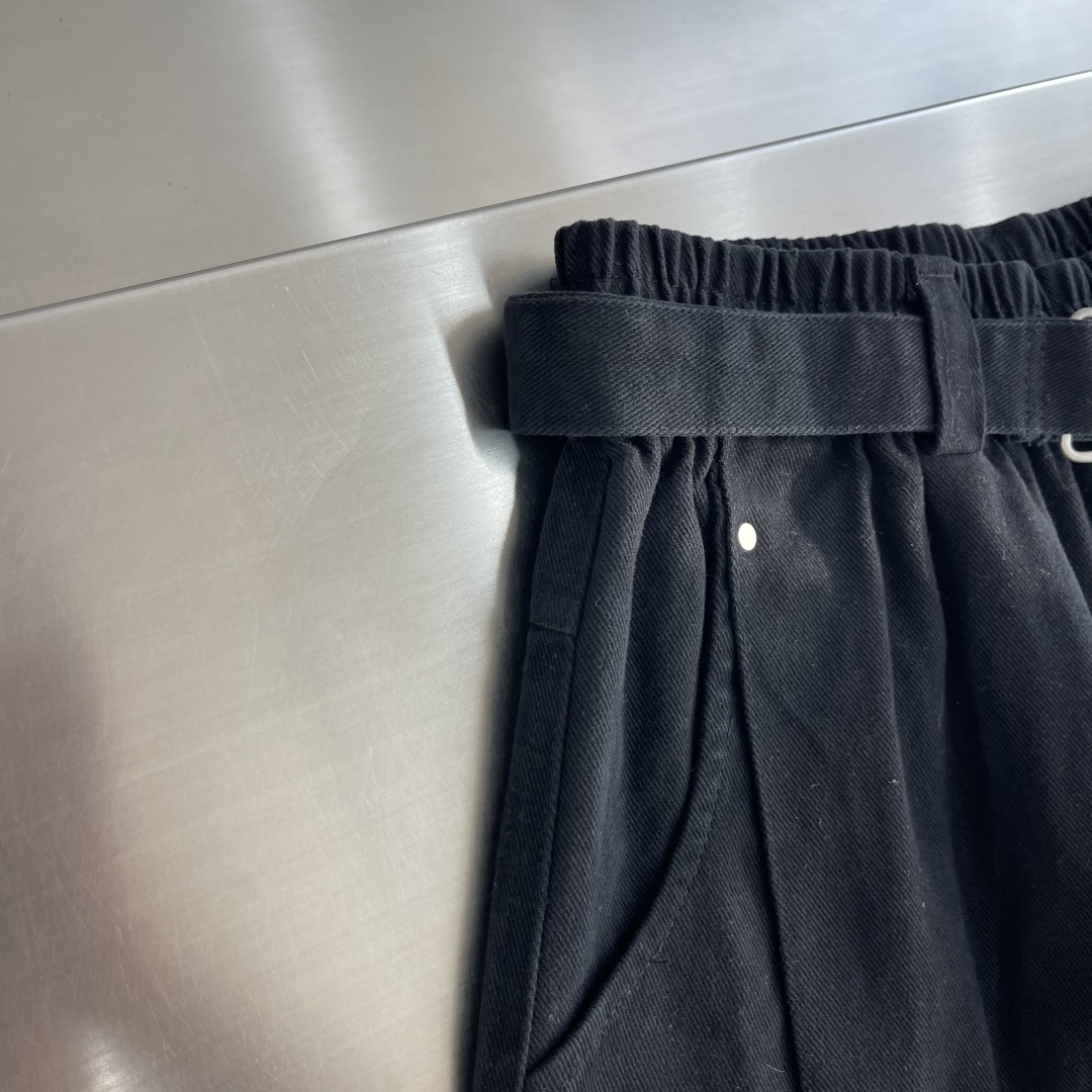 -Balenciag 2026秋冬新款裤子 走秀款 独家定制棉麻面料 搭配拼接设计 时尚帅气 垂感超好不易褶皱 细 -Balenciag 2026秋冬新款裤子 走秀款 独家定制棉麻面料 搭配拼接设计 时尚帅气 垂感超好不易褶皱 细