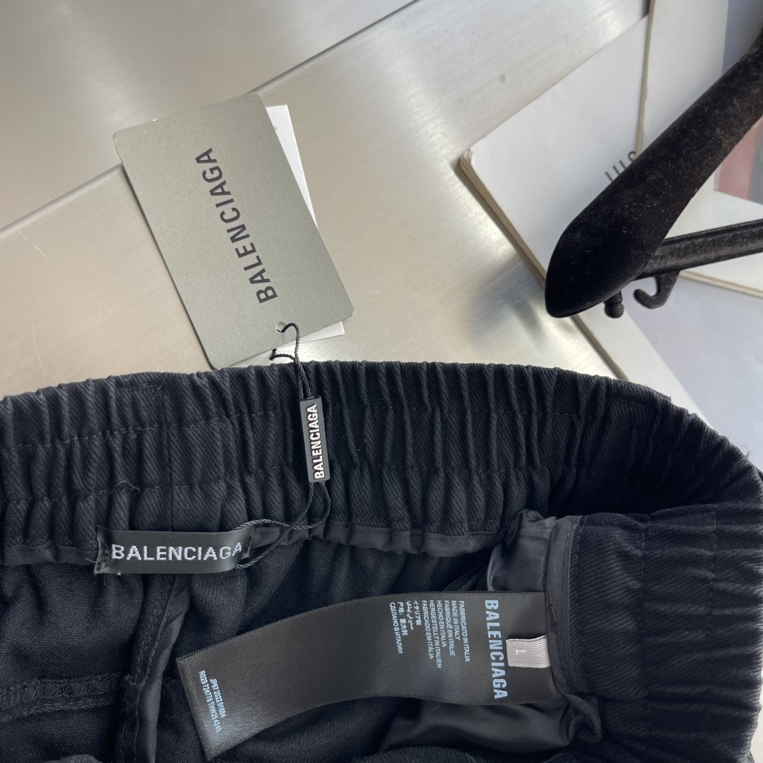 -Balenciag 2026秋冬新款裤子 走秀款 独家定制棉麻面料 搭配拼接设计 时尚帅气 垂感超好不易褶皱 细 -Balenciag 2026秋冬新款裤子 走秀款 独家定制棉麻面料 搭配拼接设计 时尚帅气 垂感超好不易褶皱 细