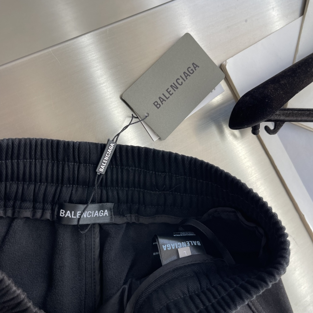 -Balenciag     2026秋冬新品休闲裤，将工装风与时尚感巧妙交织。深色款沉稳内敛，灰色款则更显随性。均采用