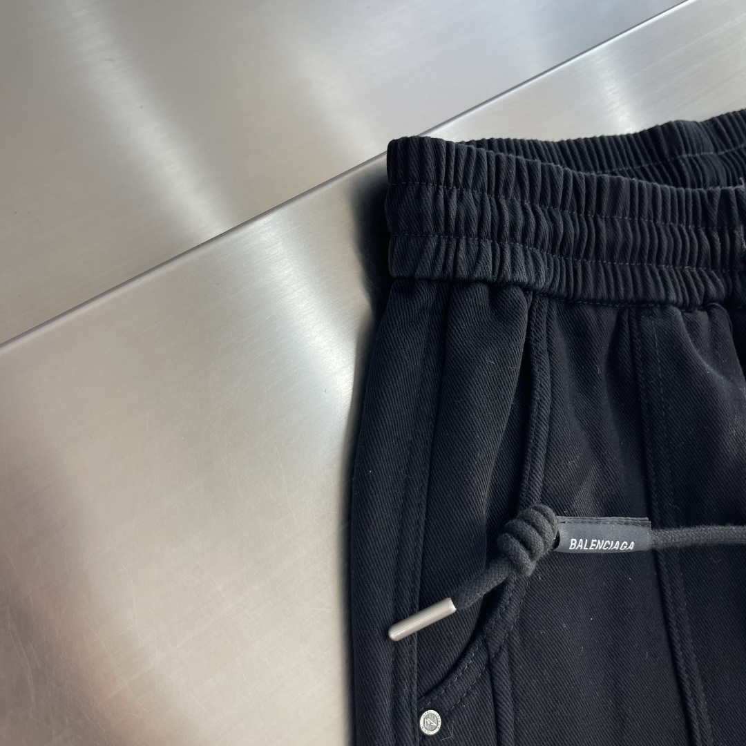 -Balenciag     2026秋冬新品休闲裤，将工装风与时尚感巧妙交织。深色款沉稳内敛，灰色款则更显随性。均采用