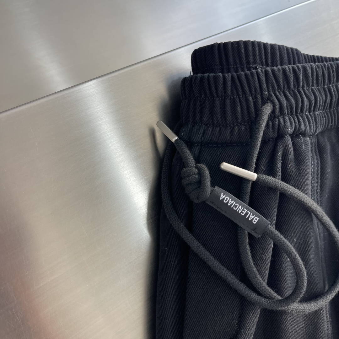 -Balenciag     2026秋冬新品休闲裤，将工装风与时尚感巧妙交织。深色款沉稳内敛，灰色款则更显随性。均采用