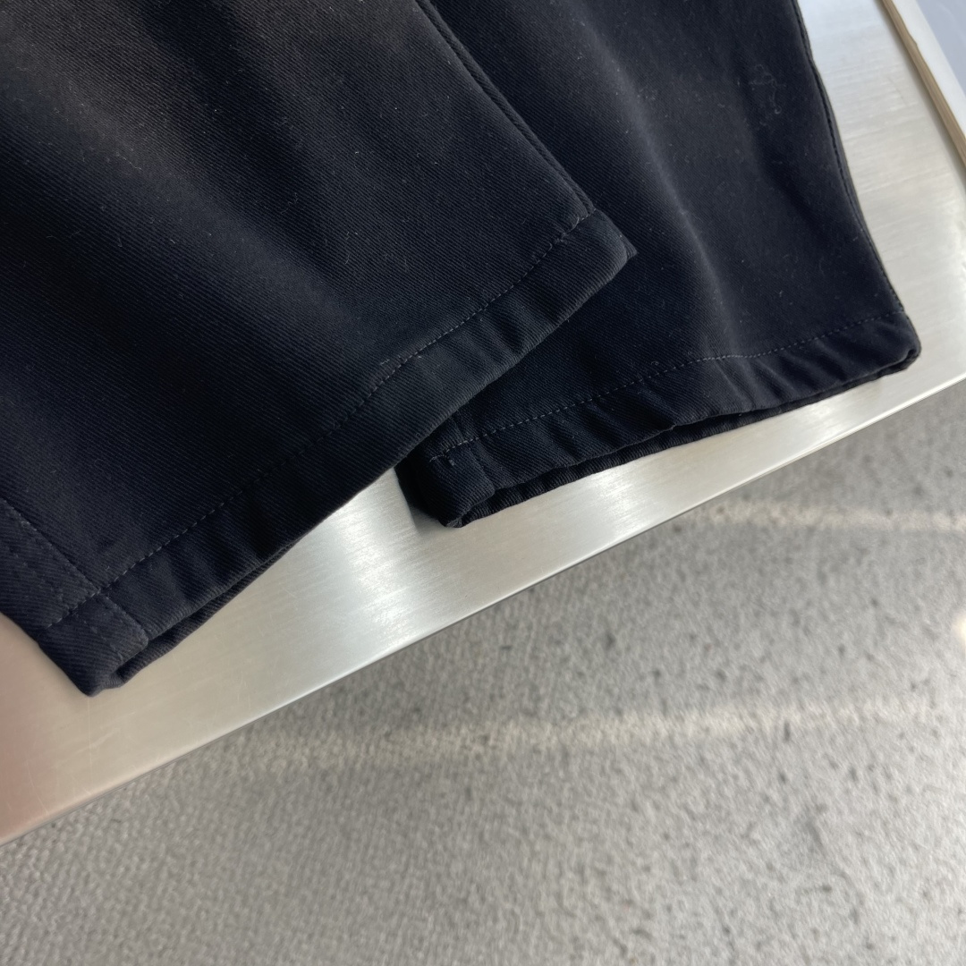 -Balenciag     2026秋冬新品休闲裤，将工装风与时尚感巧妙交织。深色款沉稳内敛，灰色款则更显随性。均采用