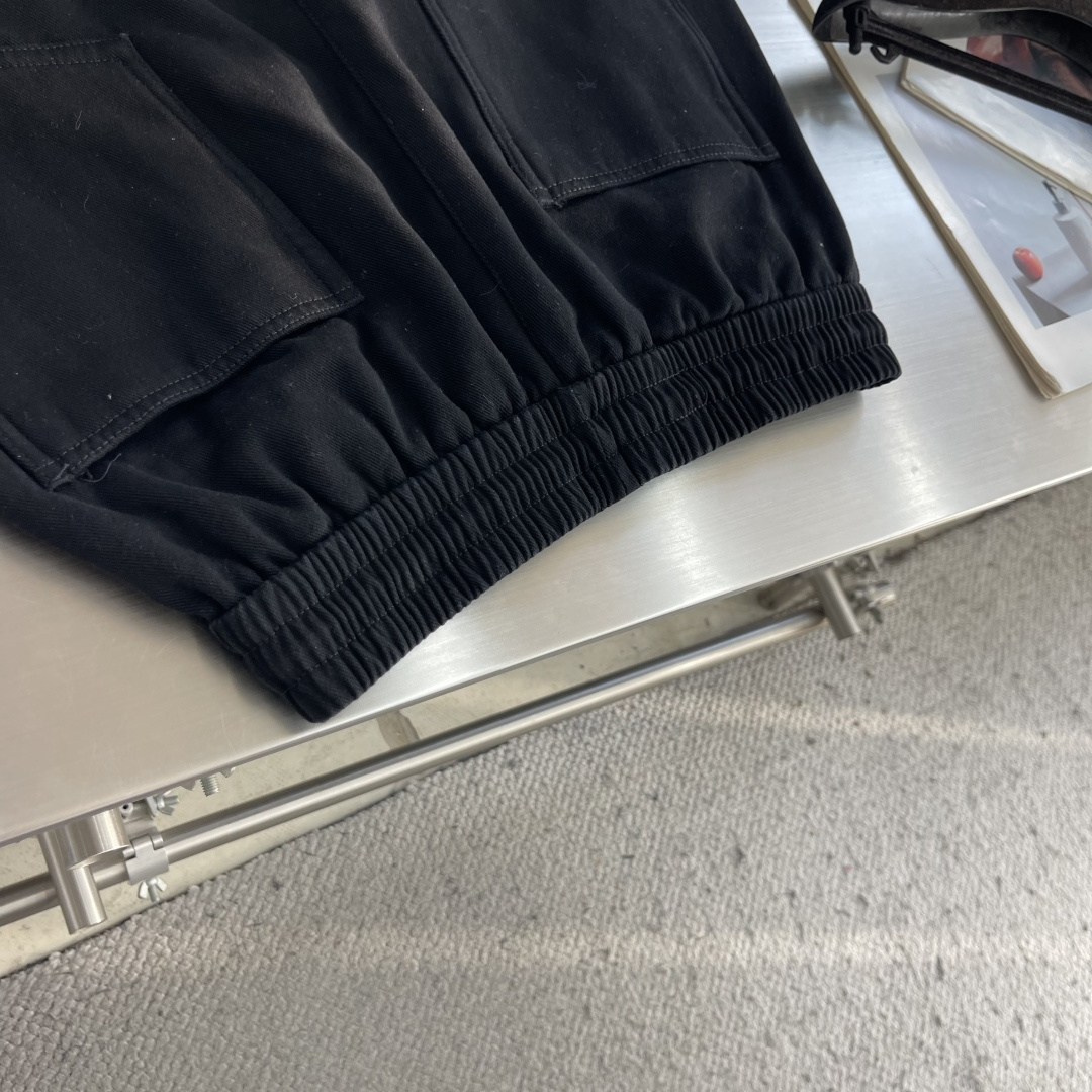 -Balenciag     2026秋冬新品休闲裤，将工装风与时尚感巧妙交织。深色款沉稳内敛，灰色款则更显随性。均采用