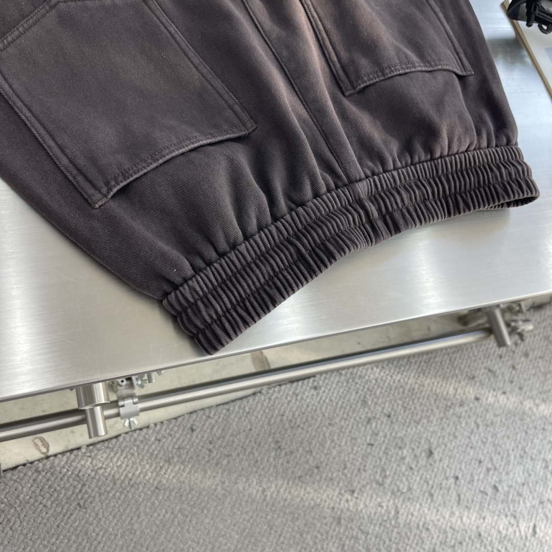 -Balenciag     2026秋冬新品休闲裤，将工装风与时尚感巧妙交织。深色款沉稳内敛，灰色款则更显随性。均采用