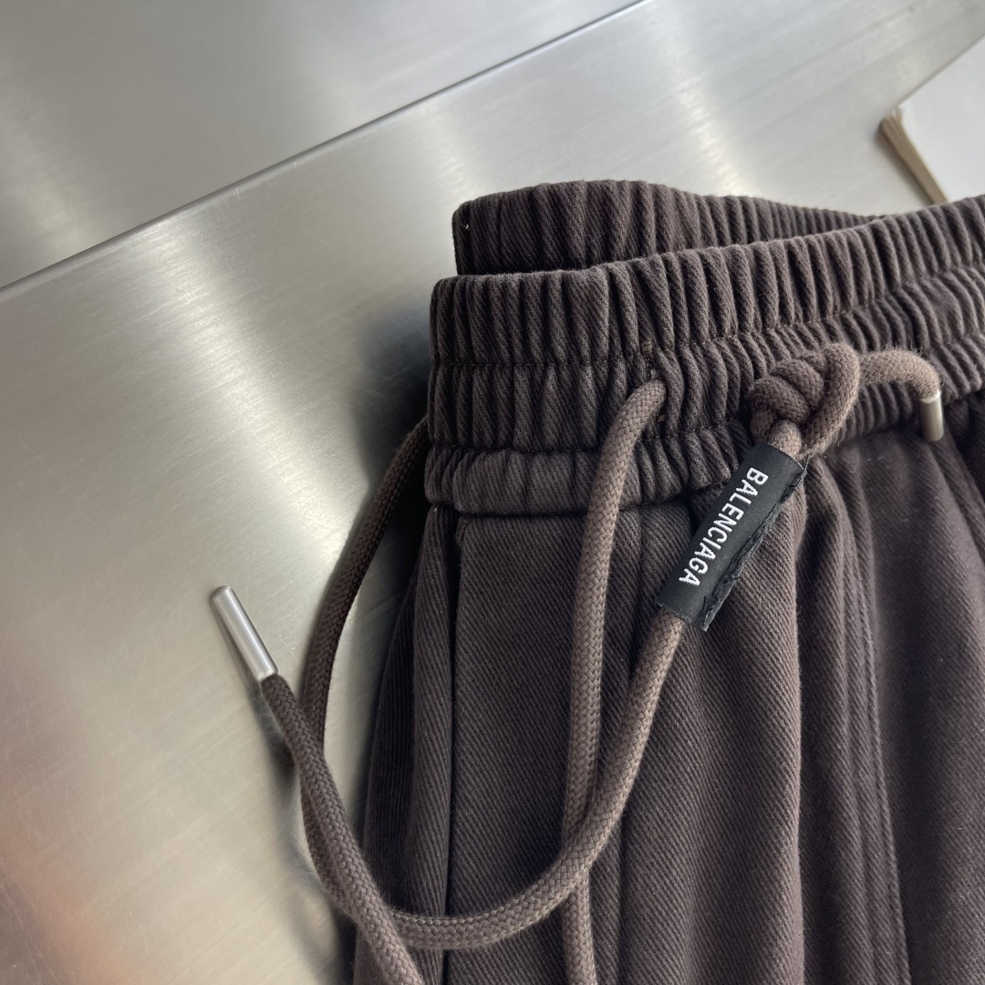 -Balenciag     2026秋冬新品休闲裤，将工装风与时尚感巧妙交织。深色款沉稳内敛，灰色款则更显随性。均采用