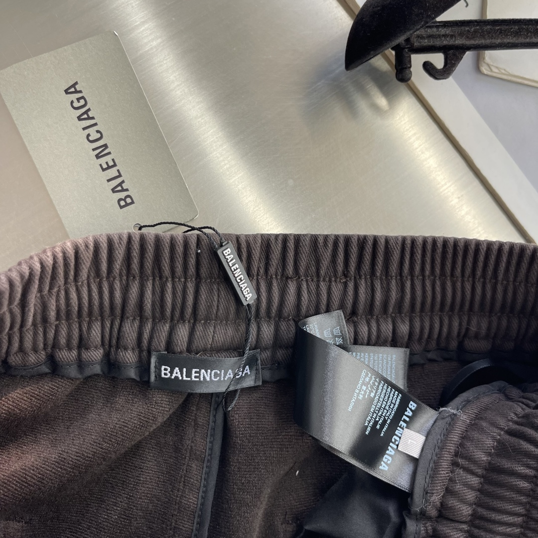 -Balenciag     2026秋冬新品休闲裤，将工装风与时尚感巧妙交织。深色款沉稳内敛，灰色款则更显随性。均采用